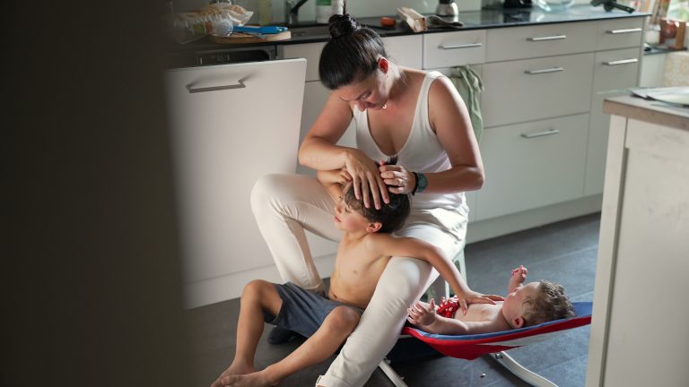 If One Child Has Lice, Do Siblings Need Treatment Too?